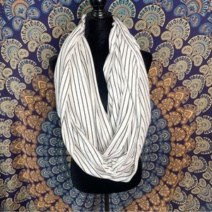 🦋5/20$🦋 white & black striped tube scarf